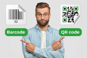 Člověk přemýšlí, který z nich si vybrat: Čárový kód nebo QR kód