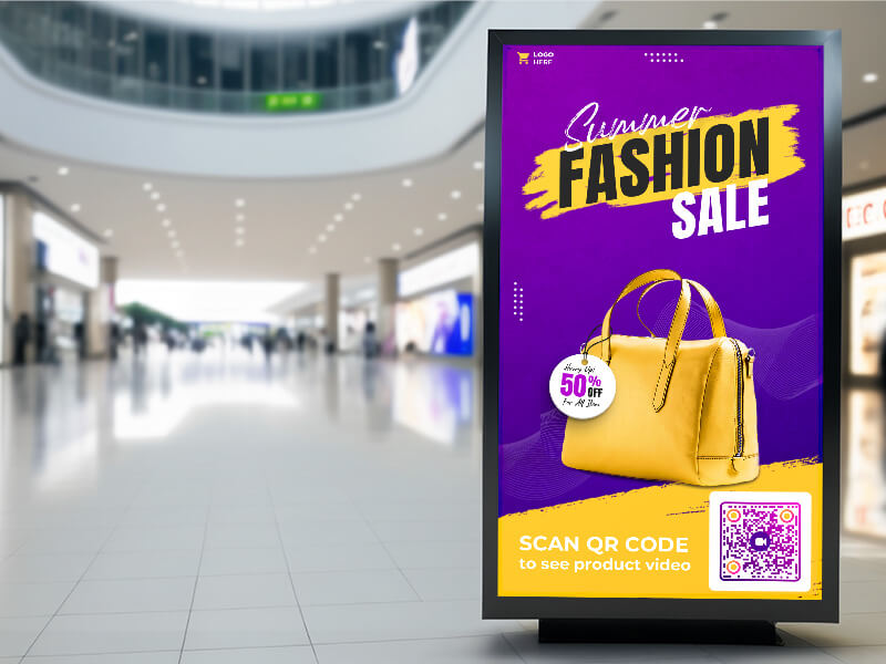 QR-kód videóval a pláza hirdetőtábláján a plázában