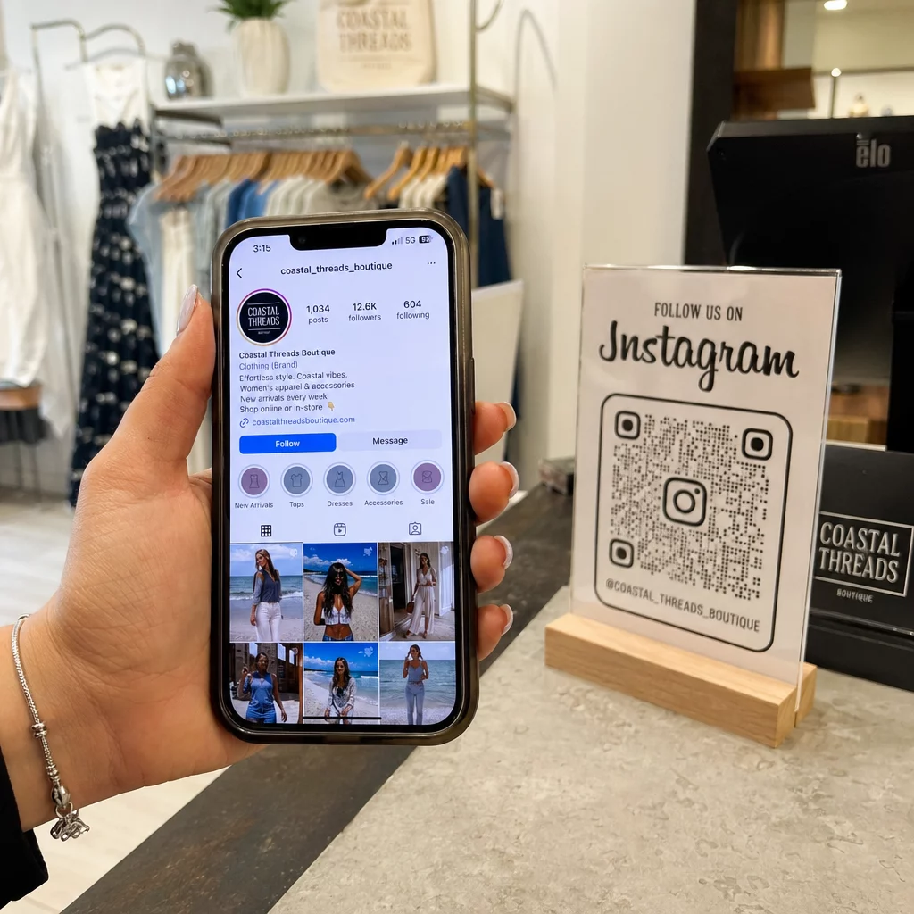 Client care scanează un QR Instagram