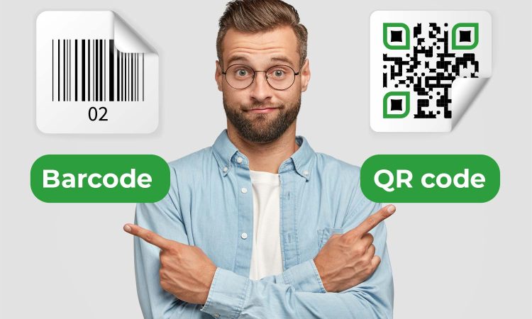 Omul se gândește pe care să o aleagă: Codul de bare sau codul QR