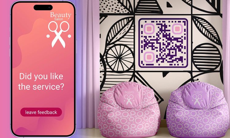 Hình ảnh chính cho thấy một khách hàng đang quét Mã QR trên bàn nhà hàng để để lại phản hồi
