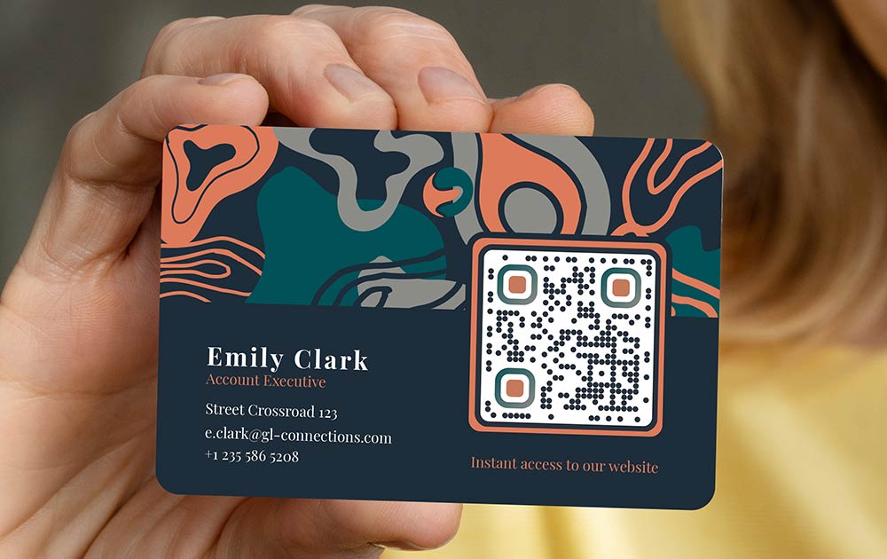 Эстетически привлекательная визитная карточка, демонстрирующая гармоничное сочетание QR-кода и графического дизайна