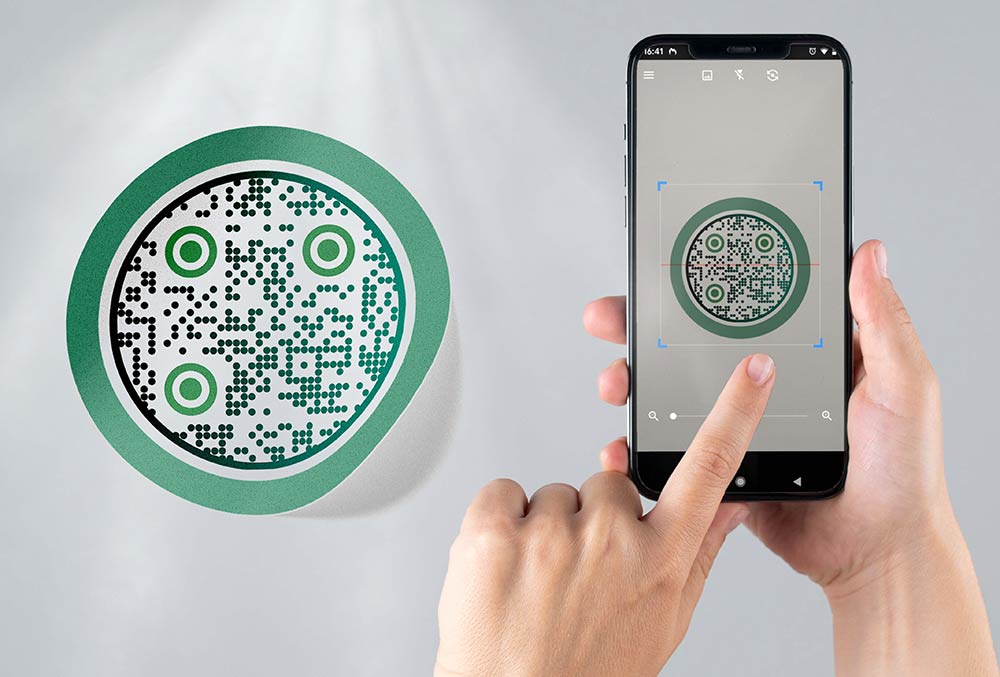 Smartphone skenuje QR kód za dobrých světelných podmínek