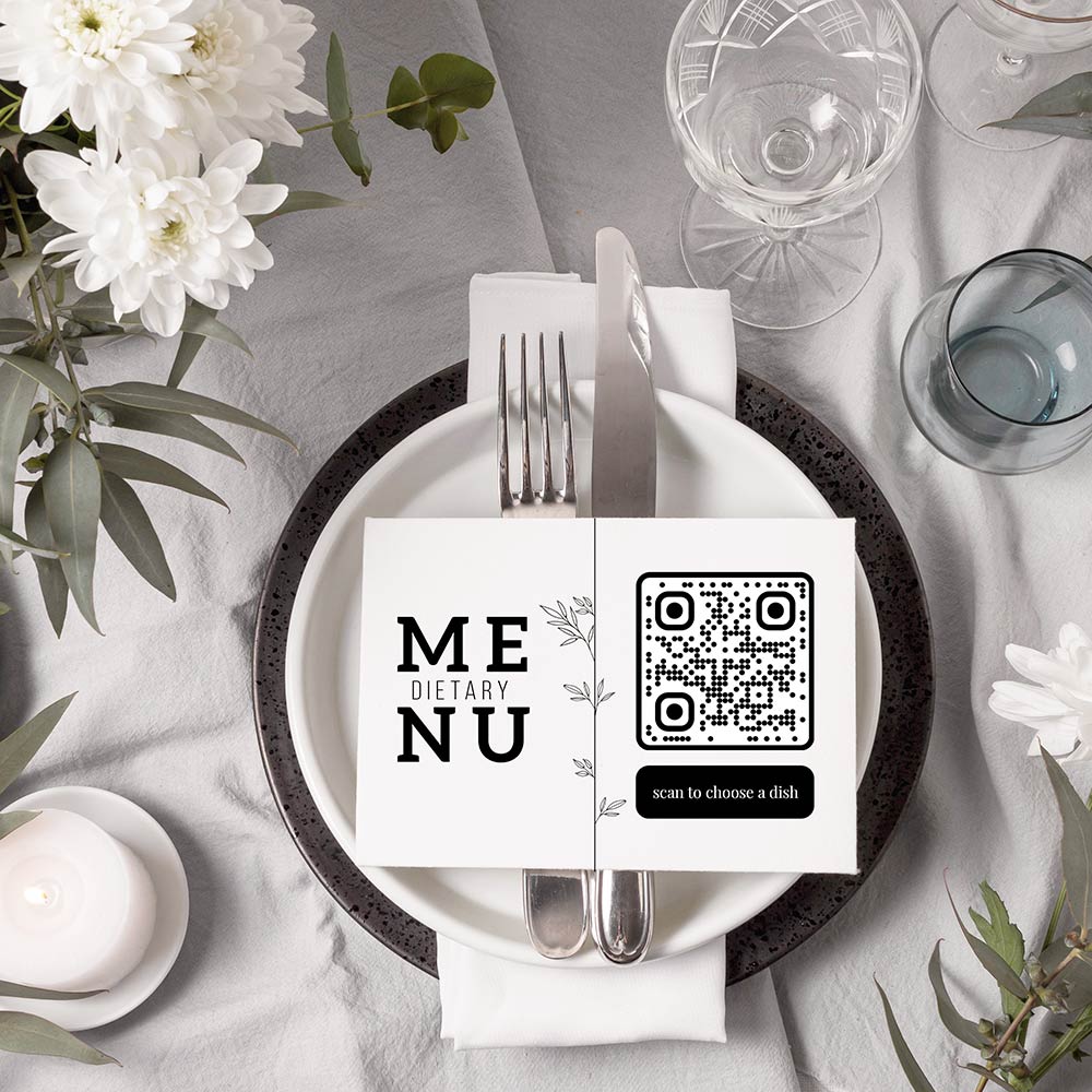 Mesa de cena de boda con menús interactivos mediante códigos QR