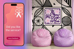 主图展示了一位顾客扫描餐厅餐桌上的二维码留下反馈意见的情景