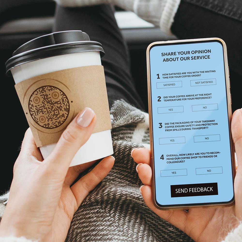 Close-up de uma tela de smartphone exibindo um formulário de feedback vinculado a um QR Code com perguntas direcionadas