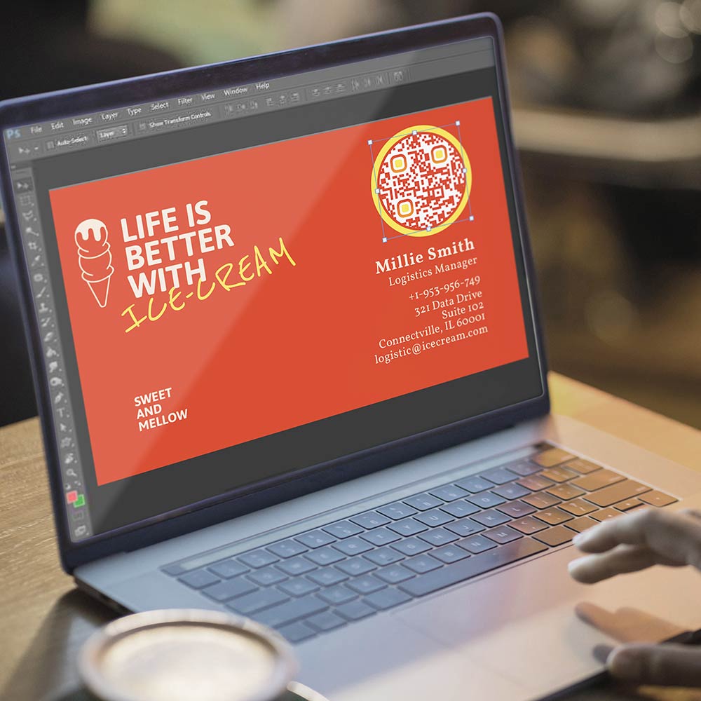 Egy grafikai tervezőszoftver felülete, amely megmutatja, hogyan lehet QR-kódot hozzáadni egy névjegykártya elrendezéséhez.