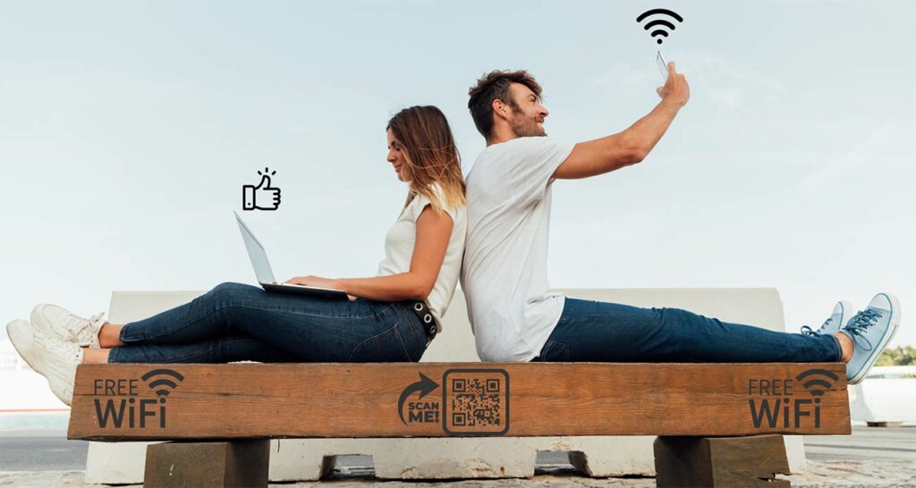 Cặp đôi ngồi trên băng ghế ở nơi công cộng sử dụng Wi-Fi
