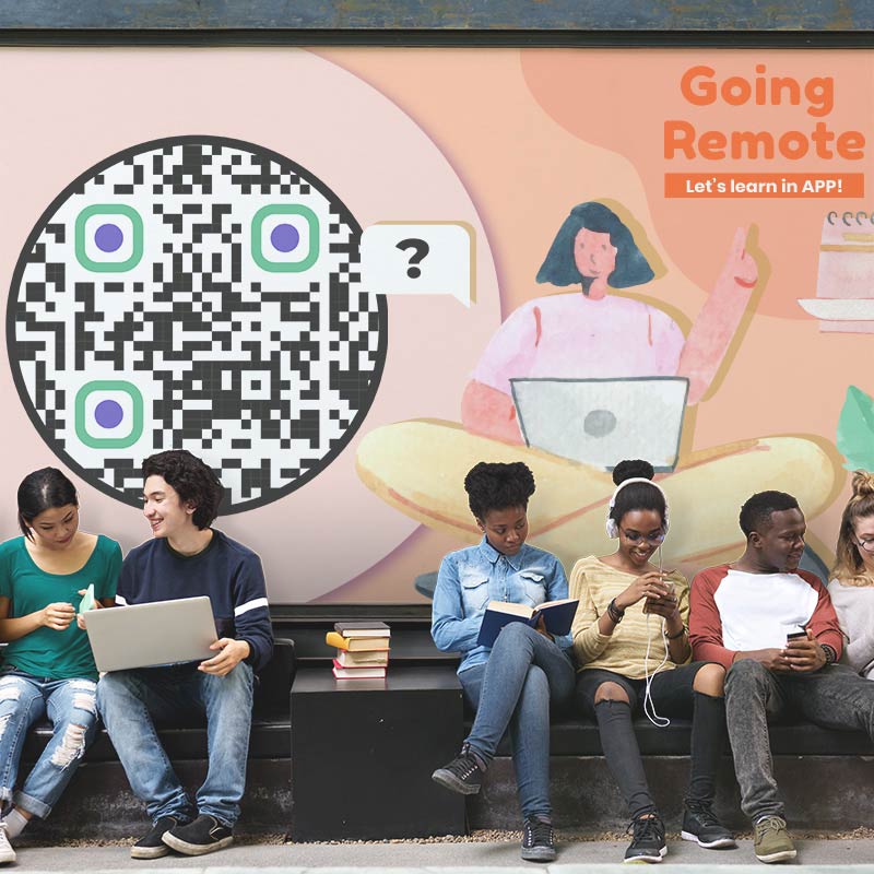 リモートワークに関するアプリダウンロード用のQRコードが貼られた大きなポスターの前に座る学生たち