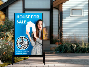 Agenci nieruchomości drukujący kod QR ze swoimi danymi kontaktowymi na znakach otwartych domów