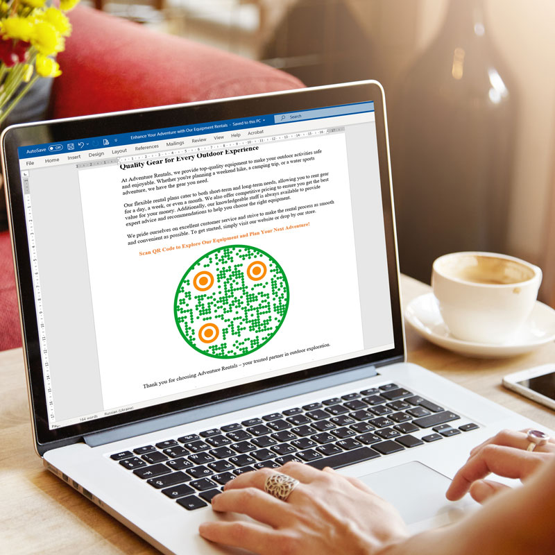 Một tài liệu Word được mở trên máy tính xách tay để tạo mã QR